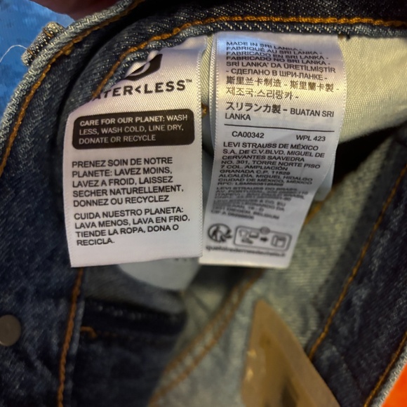 Levi’s high waisted cut-off denim mom short NWT - Picture 5 of 11